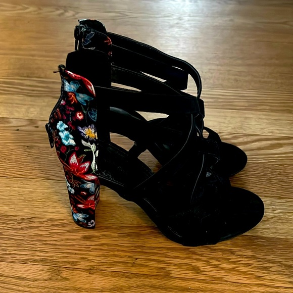 Beautiful high heeled shoes with floral prints on backside. Size 8 - Picture 1 of 5